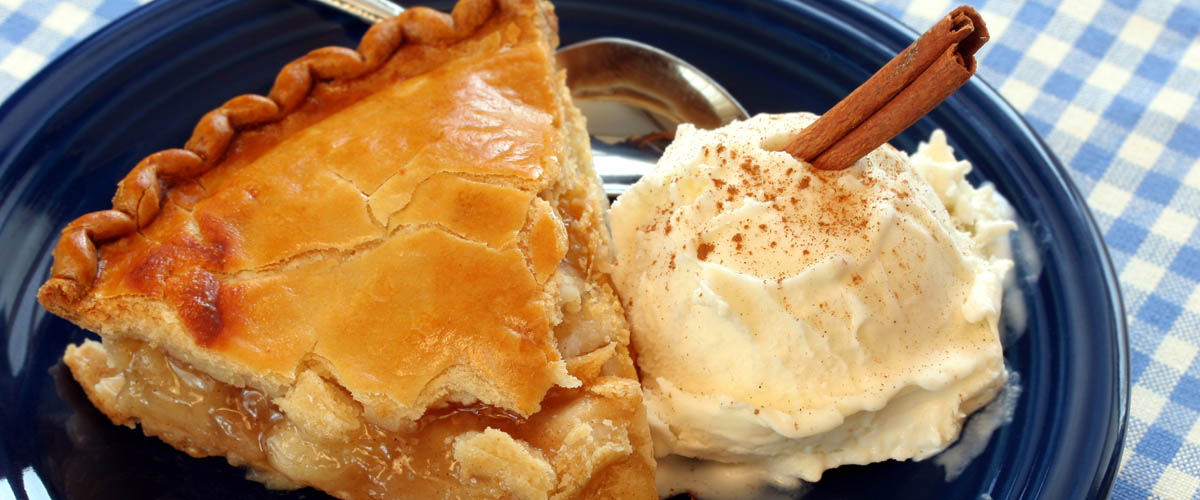 happy thanksgiving 2018 - hot apple pie with a generous scoup ofvanilla ice ream